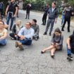 U toku saslušanje srpskih mladića u Severnoj Mitrovici, građani protestuju ispred policijske stanice (VIDEO, FOTO) 13