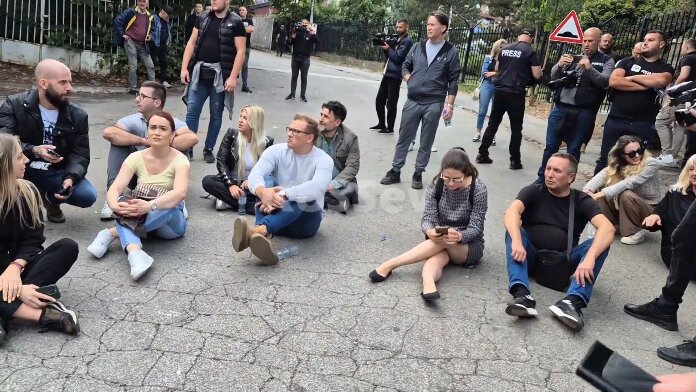 U toku saslušanje srpskih mladića u Severnoj Mitrovici, građani protestuju ispred policijske stanice (VIDEO, FOTO) 8