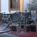 Albanija: Poslanici Demokratske partije zapalili stolice ispred parlamenta (VIDEO) 9