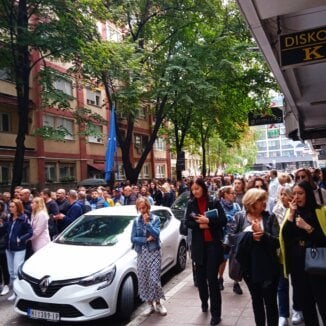 "Danas držimo javni čas o moralu i poštovanju date reči": Više stotina prosvetara na protestu u Nišu 7