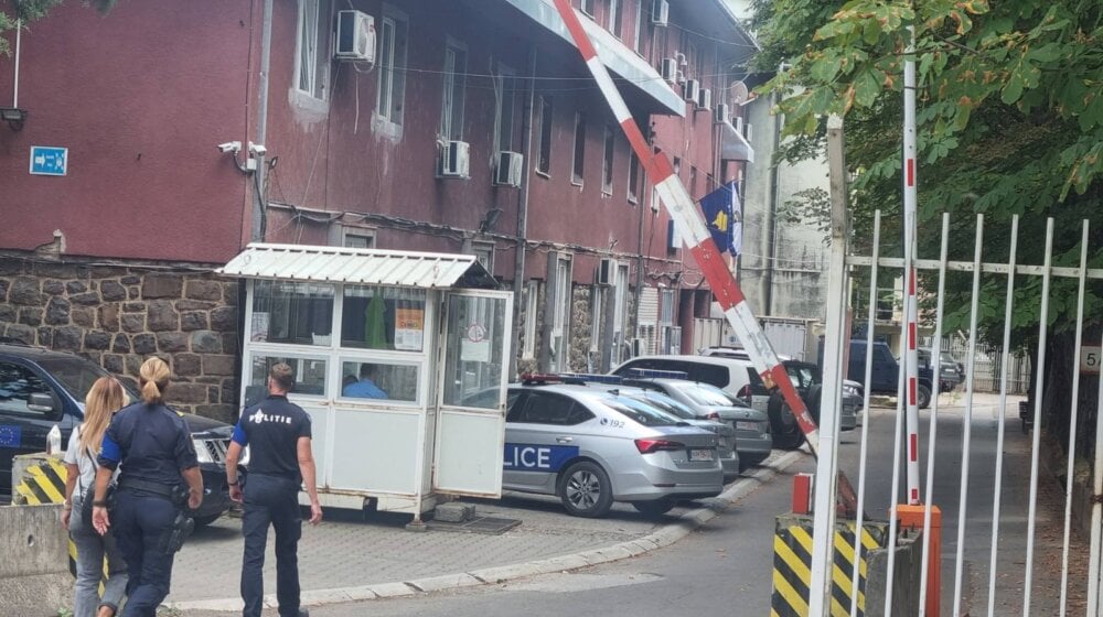 Određen kućni pritvor za uhapšene mladiće u Severnoj Mitrovici 10