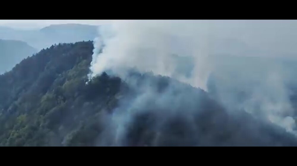 (VIDEO) Helikopteri, vatrogasci i meštani gase požar kod Srebrenice: „Ovako nešto niko ne pamti“ 11