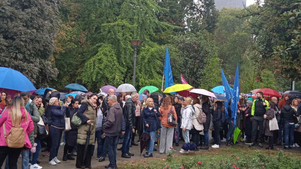 Završen protest prosvetnih radnika: Sindikati očekuju nastavak pregovora sa Vladom (VIDEO) 10