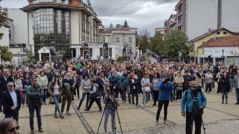 Porodice su razorene, a deca prepuštena nama: Završen protest prosvetnih radnika u Kragujevcu 1