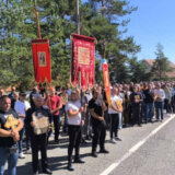 Protest Srba u Zubinom Potoku, okupljeni nose ikone 9