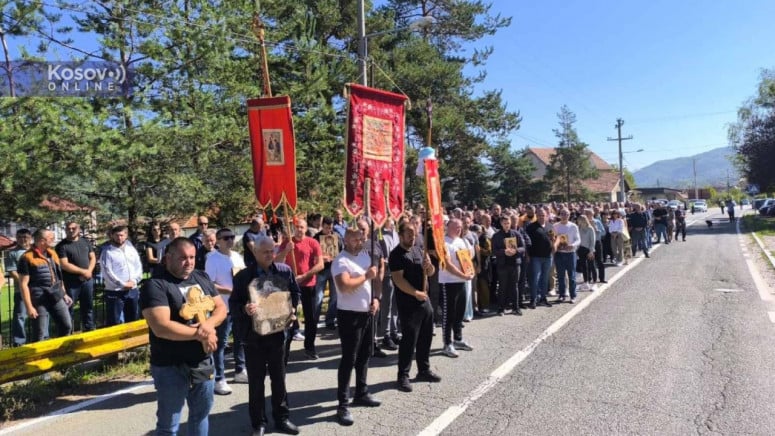 Protest Srba u Zubinom Potoku, okupljeni nose ikone 10