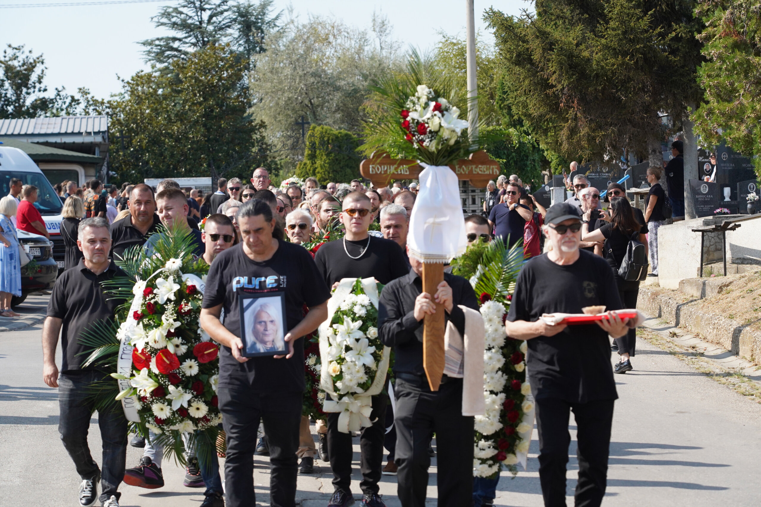 Sahranjen Bora Đorđević: Legendarni roker ispraćen uz pesmu "Pogledaj dom svoj, anđele“ 3