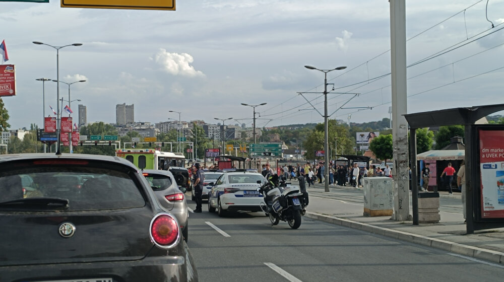 (VIDEO) Nesreća na Autokomandi: Sudar dva automobila, jedan uleteo na autobusku stanicu, pokosio pešake 1