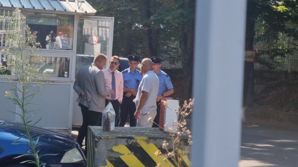 Ivan Zaporožac stigao na saslušanje u policijsku stanicu u Severnoj Mitrovici 15