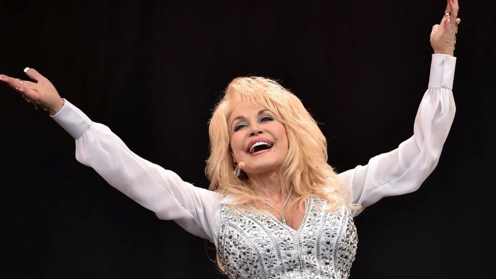 Američka kantautorka Doli Parton najavila pomoć od milion dolara za saniranje posledica od uragana Helene 8