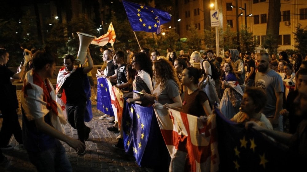 Protesti uoči izbora: Desetine hiljada Gruzijaca na ulicama Tbilisija 1