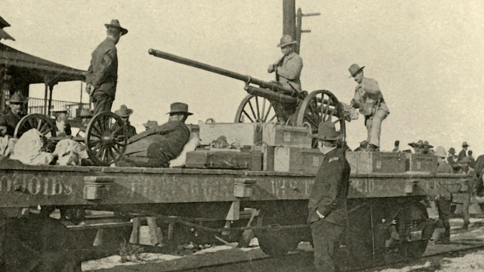 Dinamitski pištolj postavljen na šinu u upotrebi u Špansko-američkom ratu 1898