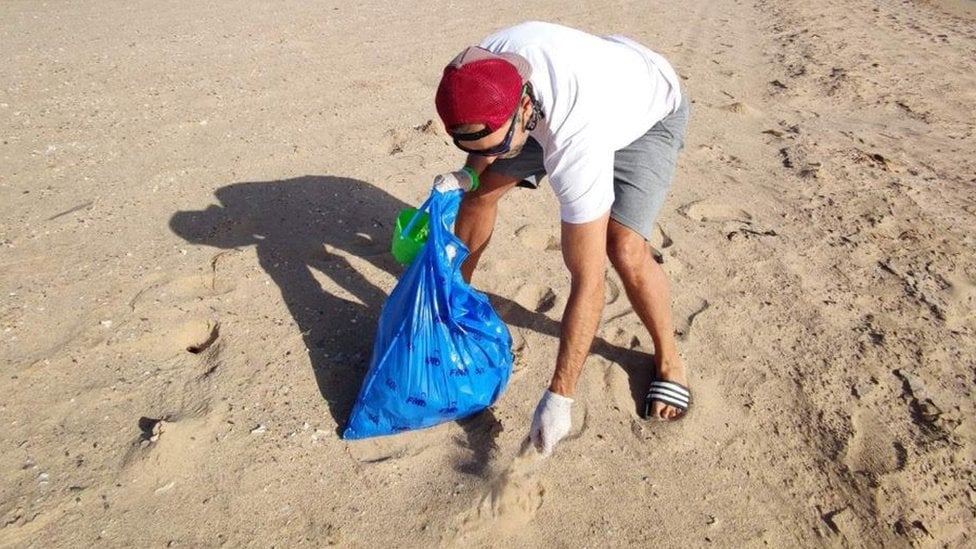 Miloš Stanojević skuplja smeće na plaži