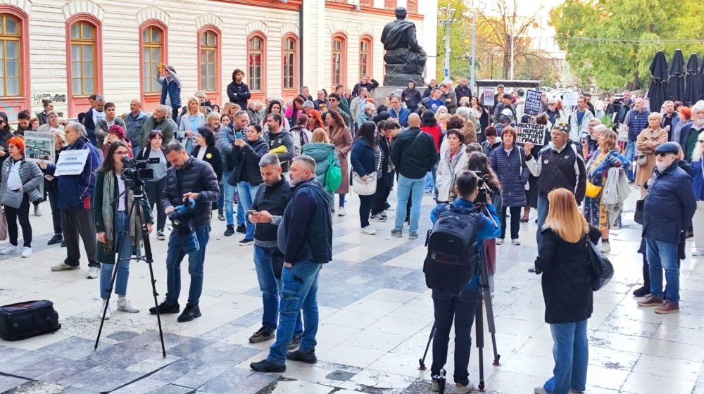 Protest ispred Filozofskog fakulteta "Most ostaje": Aktivisti upozoravaju na saobraćajni kolaps 9