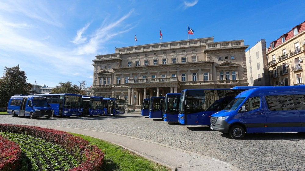 "Najbolji su pink, u njima bi putnici bili baš happy": Šta čitaoci Danasa misle o farbanju autobusa? 1