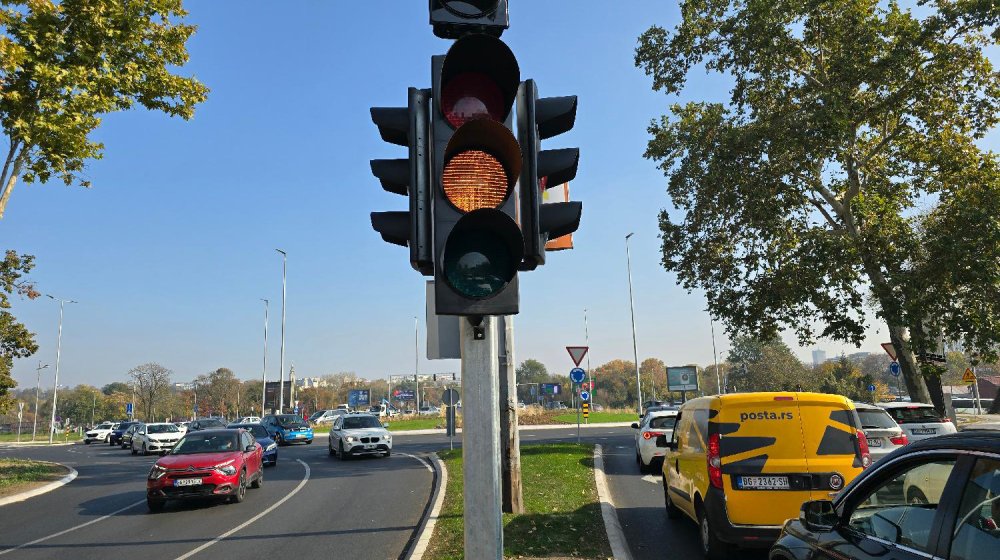 "Genijalno, sledi naplatna rampa": Čitaoci Danasa o postavljanju semafora na kružni tok kod Ušća 10