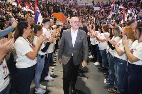 Vučić na obeležavanju 16 godina SNS: Srbija treba da ostane na evropskom putu, i da čuva svoje odnose sa Rusijom i Kinom (FOTO) 5