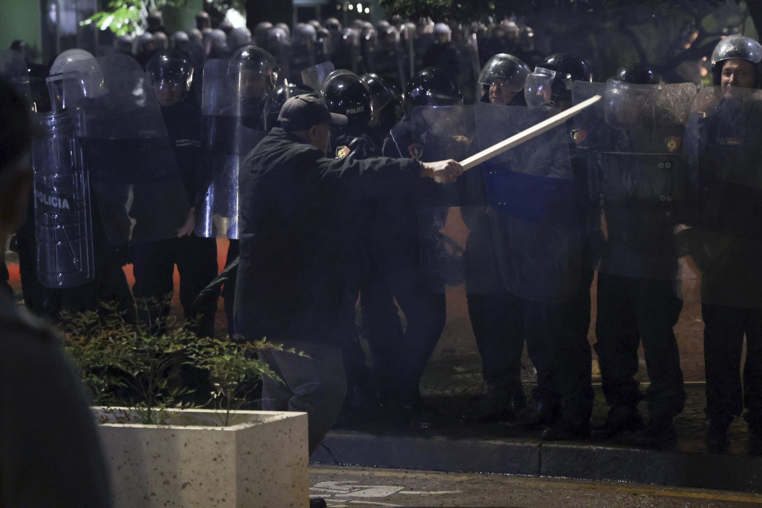 Povređeni u sukobu policije s opozicijom u Albaniji koja traži tehnokratsku vladu umesto Ramine (FOTO) 3