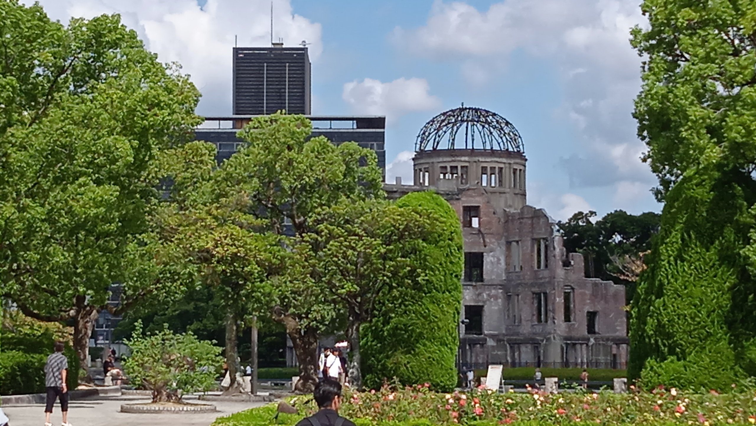 Radoznalost može da pomeri granice: Dečak iz Hirošime vodi turiste kroz grotlo bačene atomske bombe (FOTO) 3