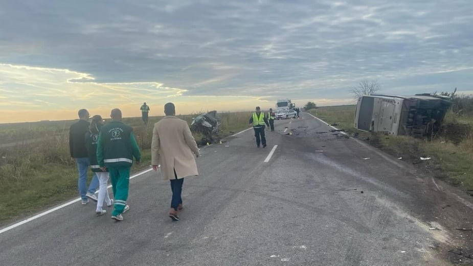 Jedna osoba poginula, 36 povređeno u nesreći kod Inđije (VIDEO) 8