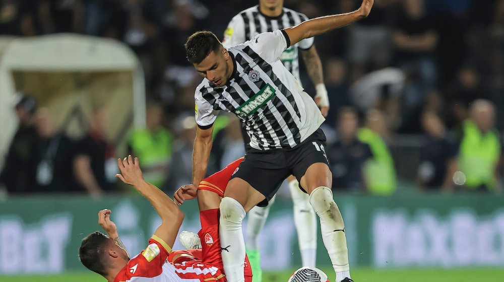 Partizan do trijumfa u Novom Pazaru u 94. minutu posle velikog preokreta i ubacivanja topovskih udara na prazne tribine stadiona 12