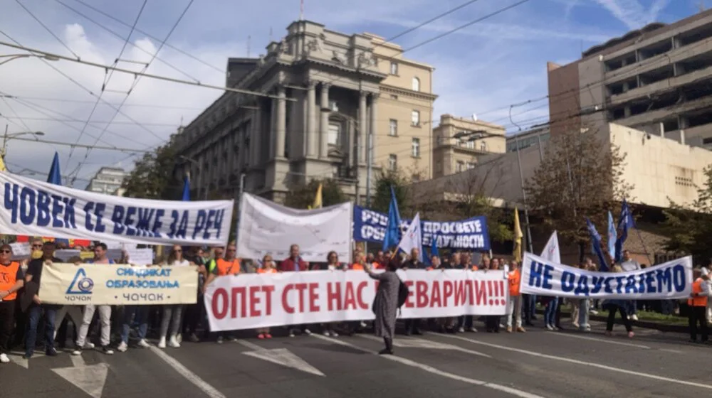 Koliko u parama iznosi ponuđeno povećanje plata nastavnicima? 10