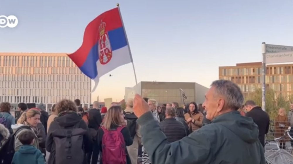 Dojče vele o protestu u Berlinu protiv kopanja litijuma u Srbiji: "Dalje nećeš moći" 1