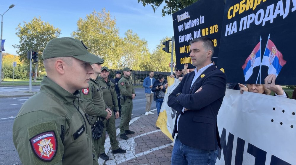 "Ursula, verujemo u Evropu, ali Srbija nije kolonija": Kako su Savo Manojlović i Kreni-Promeni dočekali predsednicu EK (VIDEO)? 1