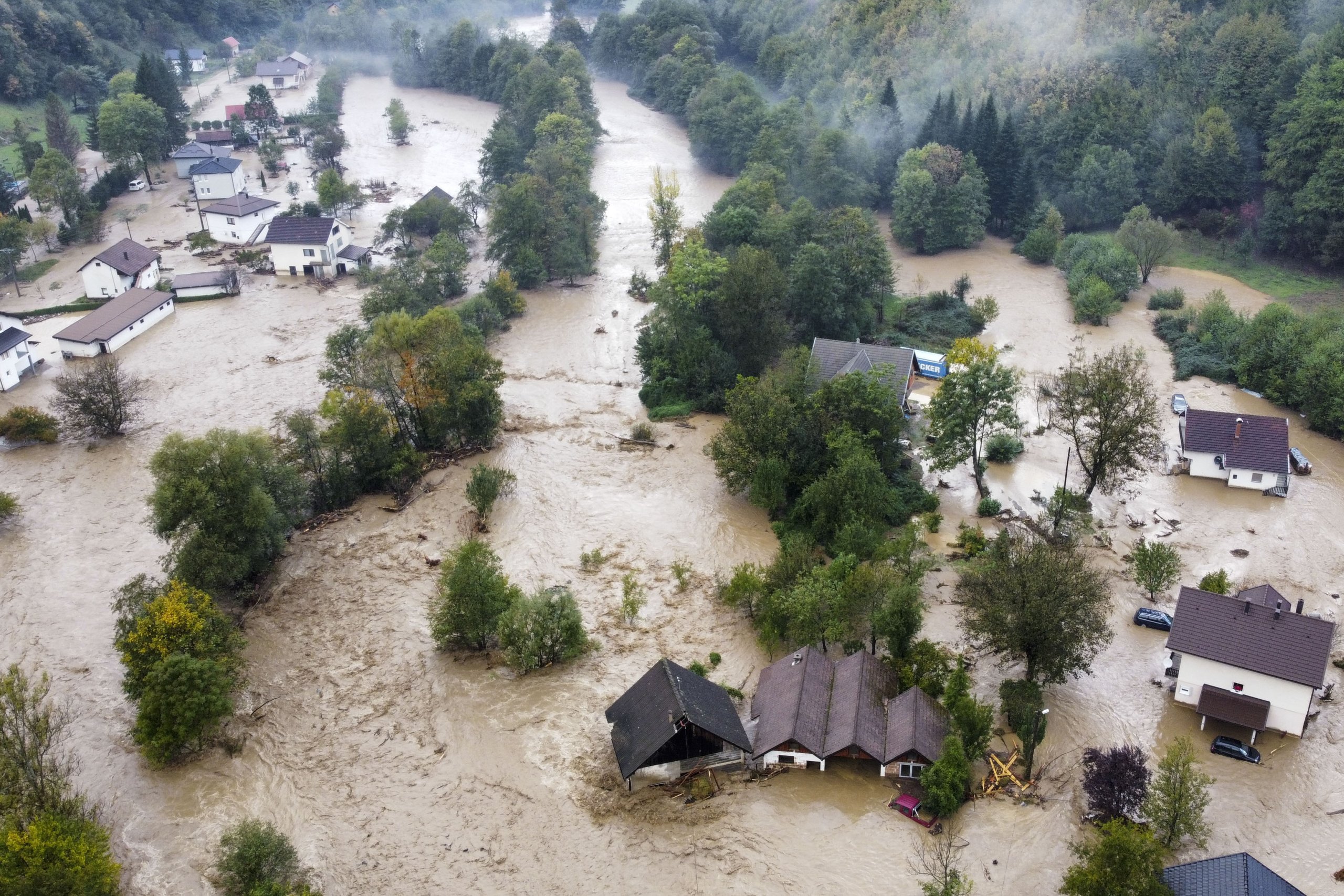 Razorne poplave u BiH: Veliki broj stradalih i nestalih, čitava sela pod vodom (FOTO, VIDEO) 11