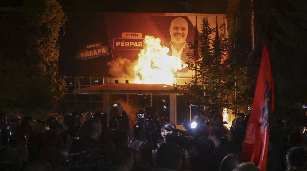 Povređeni u sukobu policije s opozicijom u Albaniji koja traži tehnokratsku vladu umesto Ramine (FOTO) 1