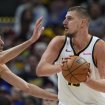 NBA: Nikola Jokić počeo sezonu tripl-dablom, Denver poražen u derbiju Zapada 11