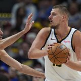 NBA: Nikola Jokić počeo sezonu tripl-dablom, Denver poražen u derbiju Zapada 9