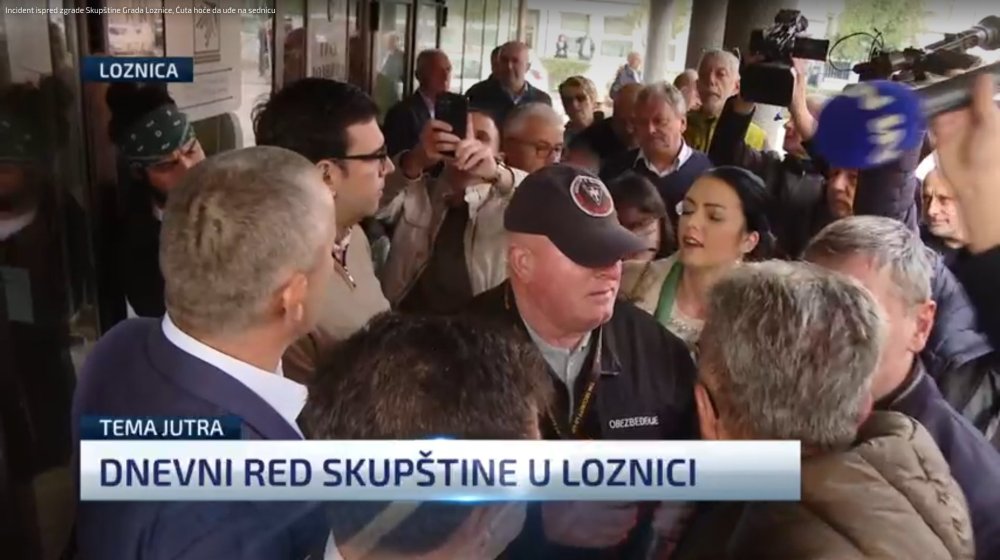 (VIDEO) Guranje, uvrede i koškanja ispred Skupštine Loznice: "Imamo prava da uđemo na sednicu" 11