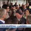 (VIDEO) Guranje, uvrede i koškanja ispred Skupštine Loznice: "Imamo prava da uđemo na sednicu" 13