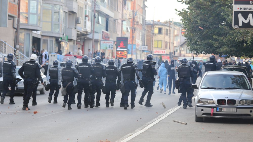 Snimak napada na policiju: Navijači u okršaju sa pripadnicima MUP-a, udruženje poziva Dačića da reaguje (VIDEO) 1