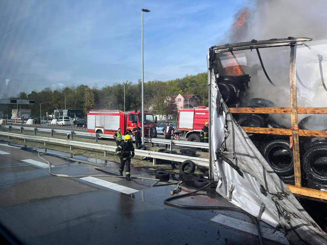 Zapalio se šleper na auto-putu Niš - Beograd, kilometarska kolona ka glavnom gradu (FOTO) 2