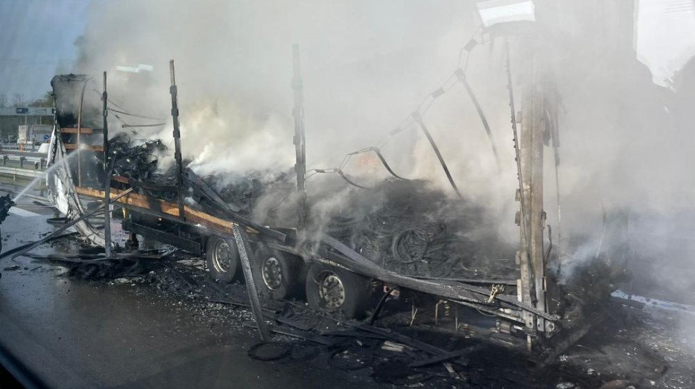 Zapalio se šleper na auto-putu Niš - Beograd, kilometarska kolona ka glavnom gradu (FOTO) 1