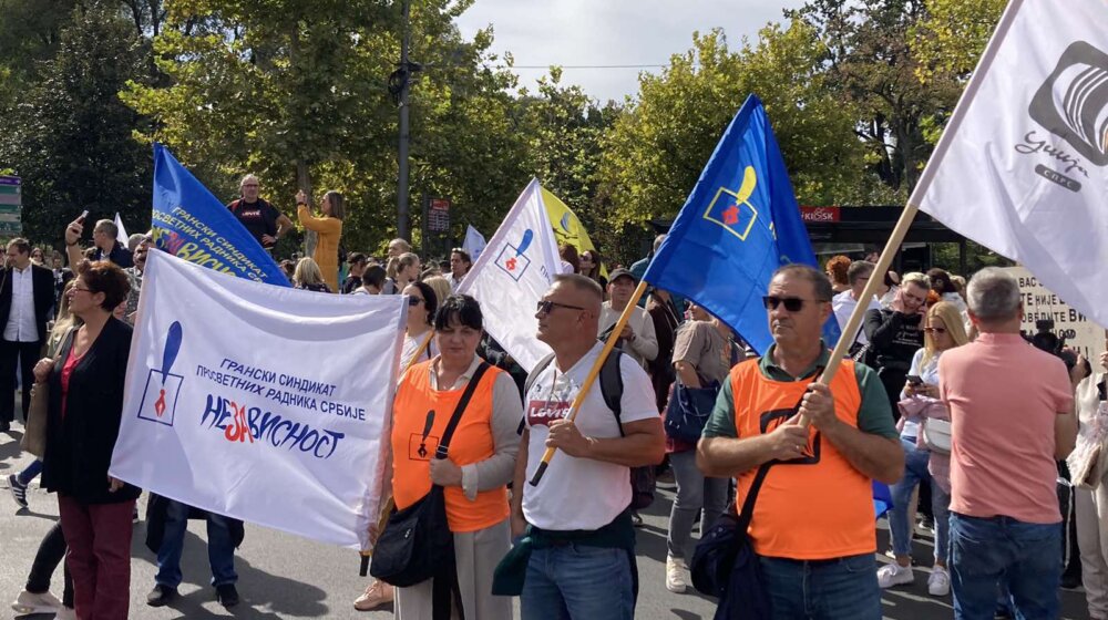 "Opet ste nas prevarili": Počeo protest prosvetnih radnika ispred Skupštine Srbije (FOTO, VIDEO) 10