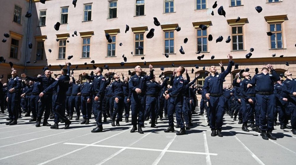 U Srednjoj školi unutrašnjih poslova u Sremskoj Kamenici profesori trpe ponižavanja i mobing direktorke: Šestoro dobilo otkaz pred početak nastave 10