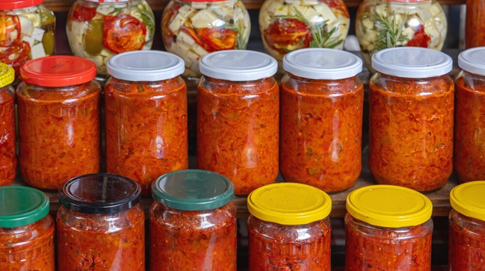 Ajvar po tegli i preko 1.000 dinara: Kako se kreću cene zimnice u beogradskim marketima? 11