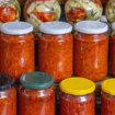 Ajvar po tegli i preko 1.000 dinara: Kako se kreću cene zimnice u beogradskim marketima? 11