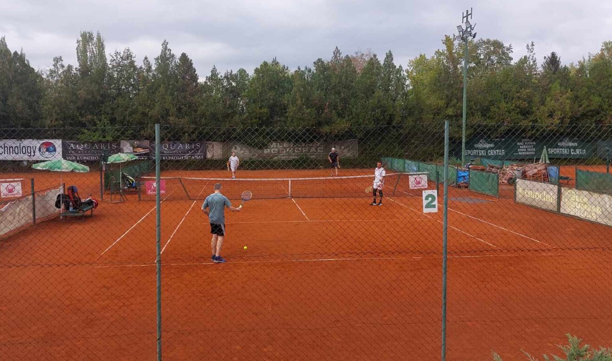 U Zaječaru održan „Retro tenis tournament”: Igralo se drvenim reketima 2