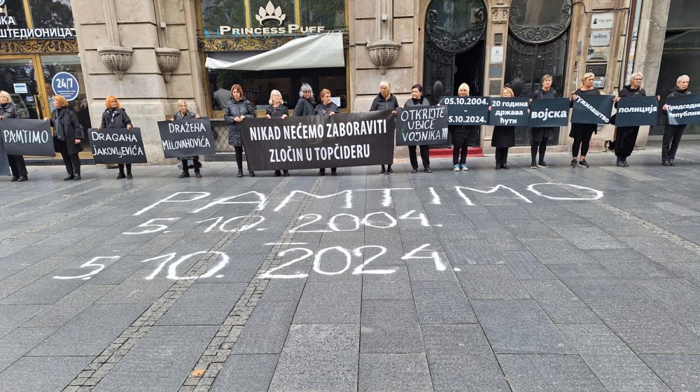 "Zahtevamo da se prekinu opstrukcije": Protestno stajanje povodom ubistva gardista u Topčideru održano u Knez Mihajlovoj 1