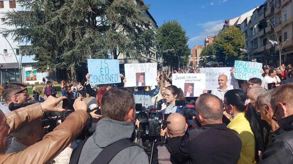 "Da li je EU zabrinuta?": Protest zbog hapšenja Arsenijevića u Kosovskoj Mitrovici 16