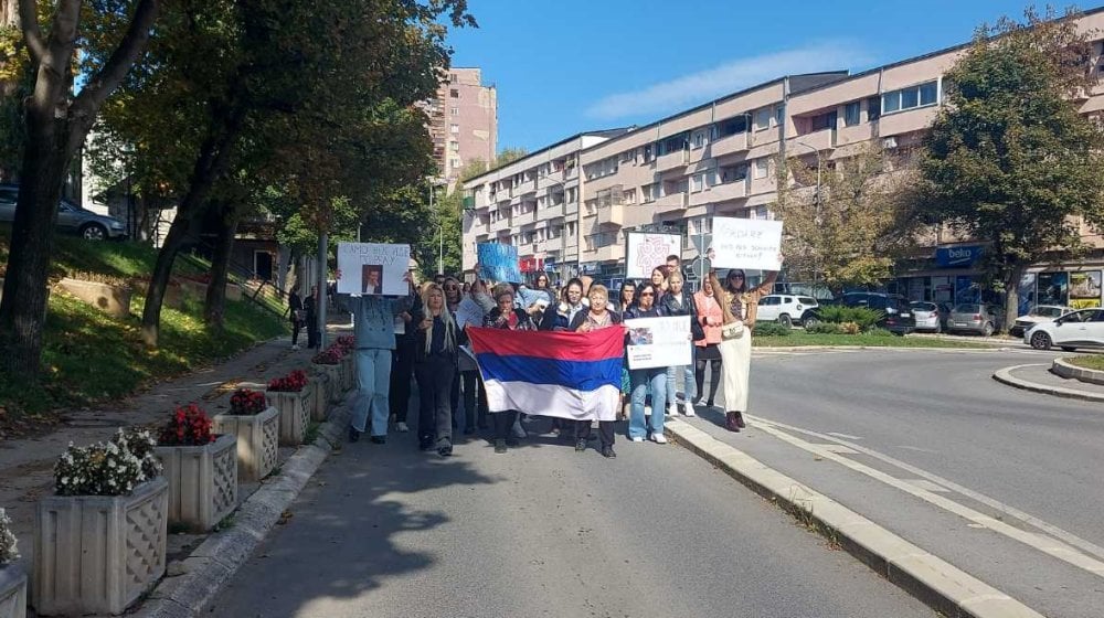 "Hapsite lopove, pustite nam decu": Majka uhapšenog Arsenijevića na protestu u Kosovskoj Mitrovici 10