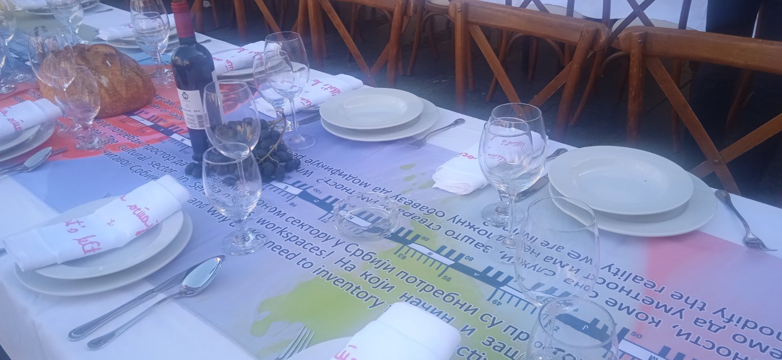 Obrok na otvorenom i razgovor za stolom za 200 pozvanih učesnika: Performans „The Meal“ ispred KCB-a 3