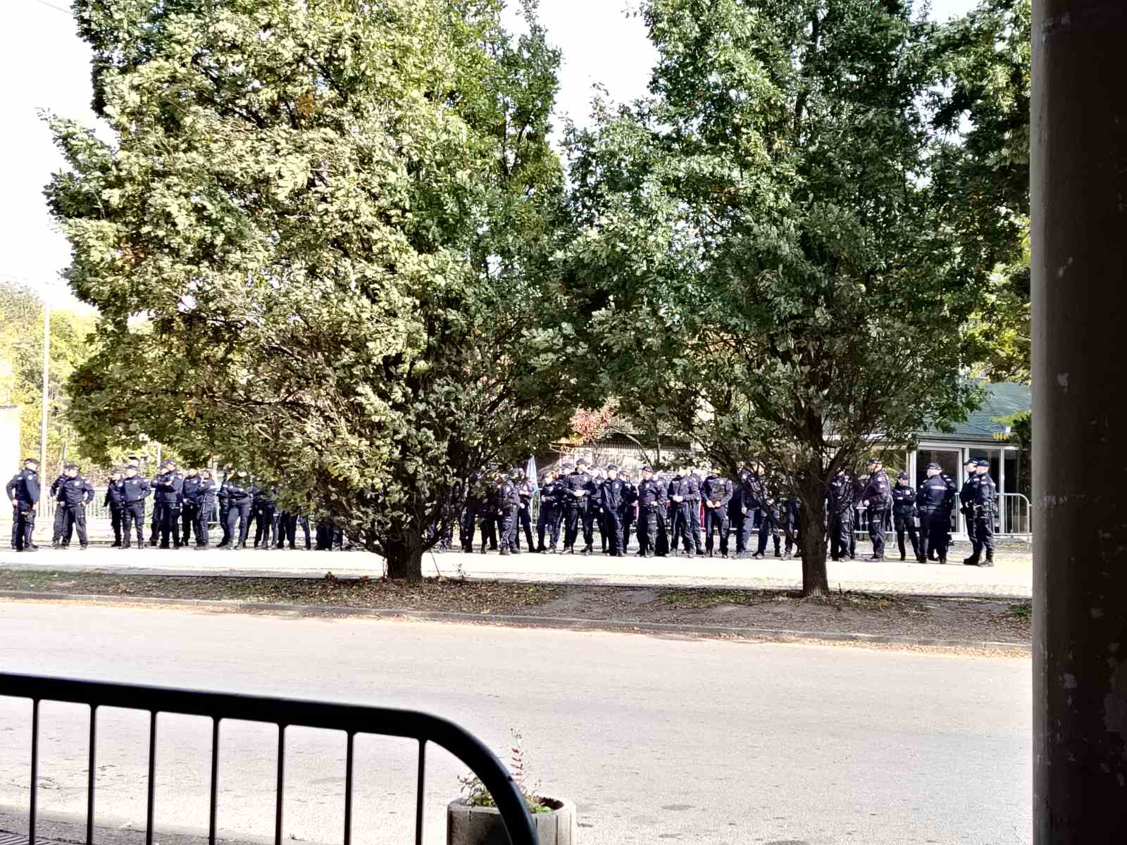 Vršac pod opsadom zbog proslave rođendana SNS, zabeležena podela sendviča (FOTO/VIDEO) 2