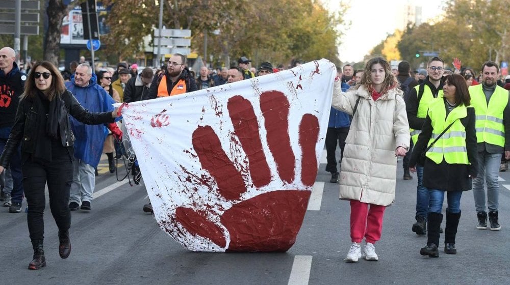 SviĆe poziva na okupljanje u nedelju ispred Železničke stanice u Novom Sadu: "Prošlo je mesec dana od pada nadstrešnice, ponesite puno farbe" 7