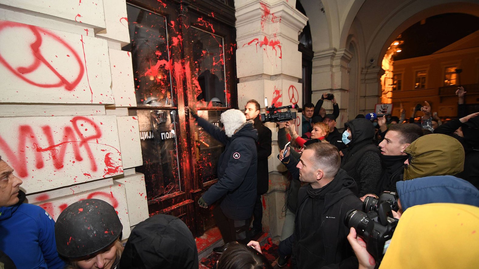 Protestne akcije zbog pada nadstrešnice: Kako vode borbu opozicija i aktivisti? 4