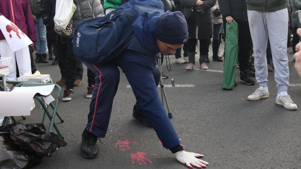 (FOTO) Uskoro počinje protest u Novom Sadu "Bulevar krvavih tragova": Naprednjaci se okupljaju ispred prostorija SNS-a 10